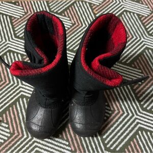 Tundra Black and Red Kids Snow Boots toddler boys and girls size 8